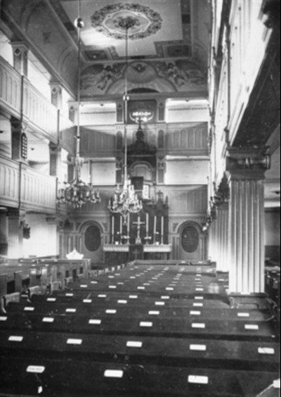 Wnętrze kościoła ewangelicko-augsburskiego w Aleksandrowie Łódzkim. Widok na ołtarz