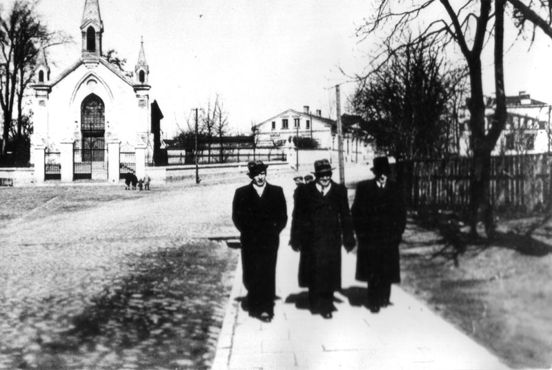 Ulica Lasockich w Brzezinach w latach 30-tych XX wieku. W tle kościół ewangelicki.