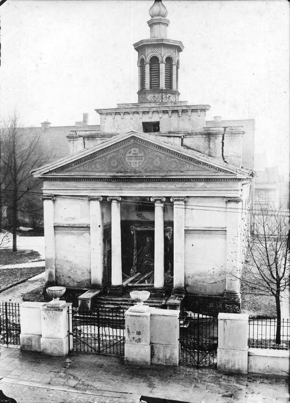 Zgierski koś­ciół ewan­gelicko-augsburski po bom­bar­dowa­niu (około 1939–40). Źródło: http://www.zgierz.luteranie.pl/index.php/zdjecia-archiwalne-parafii